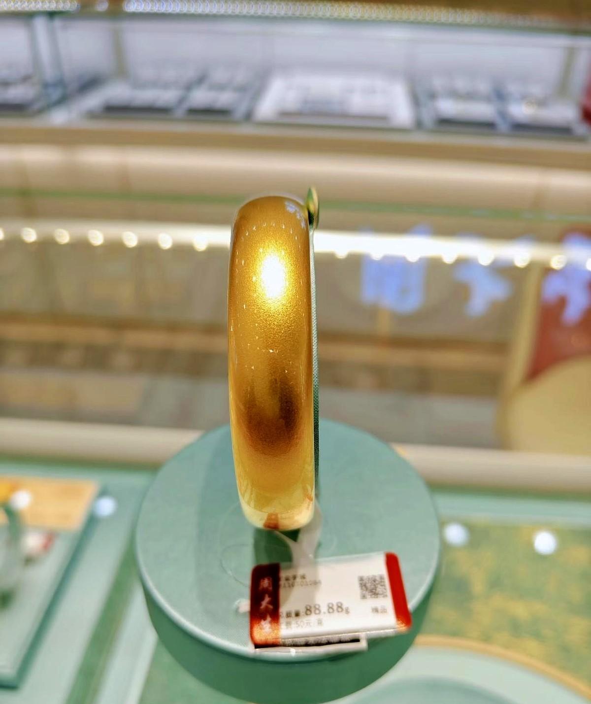 黄金不只戴耳朵上,是戴在人生进度条上。25岁姑娘攒了半年工资,买下88克金耳钉