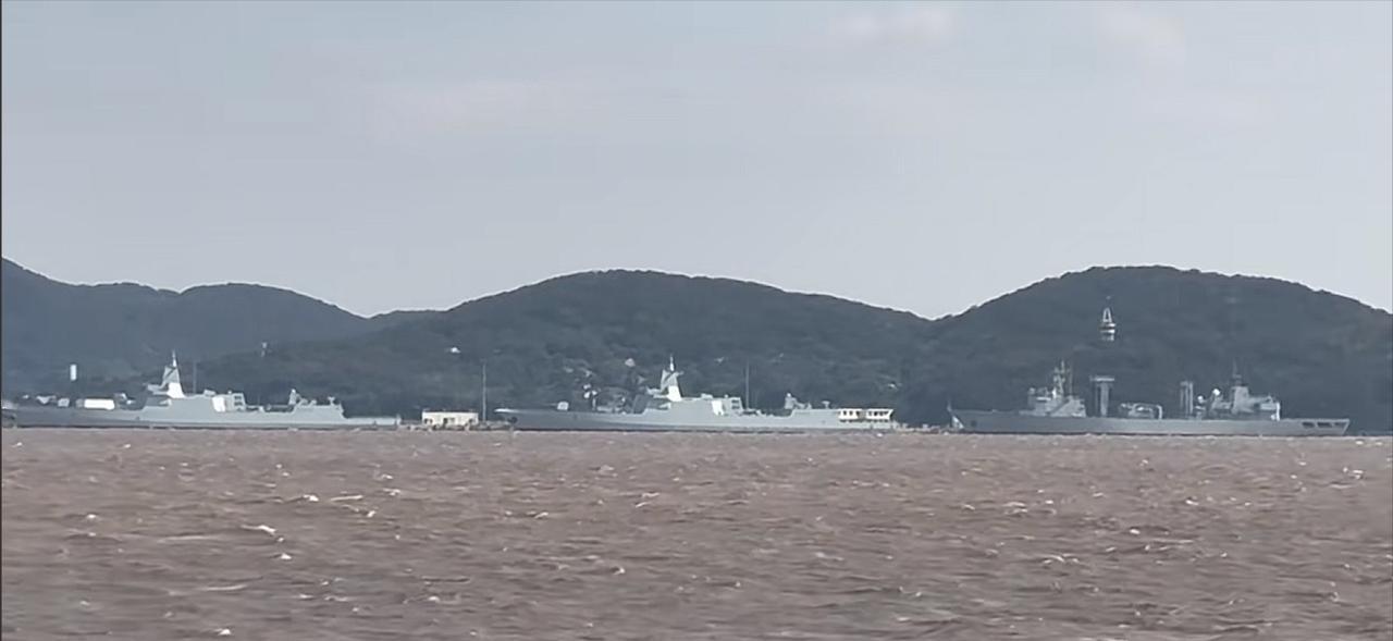 055型9号和10号舰将同时交付，对鬼子关键方向的东海终于有055万吨大驱了。按