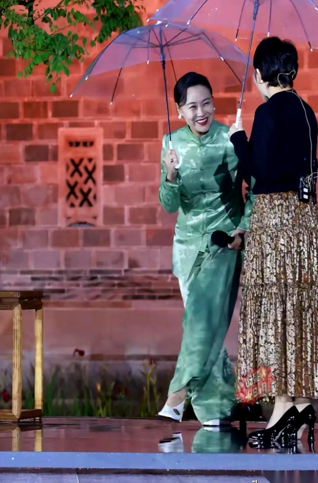 邬君梅还是出来了。这是她丈夫离世后，第一次公开露面。消息传出的那天，恰好是她6