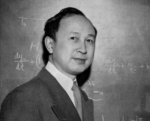 1958年的中国科学技术大学考场里，四百多名大一新生盯着试卷集体冒汗。黑板上只有