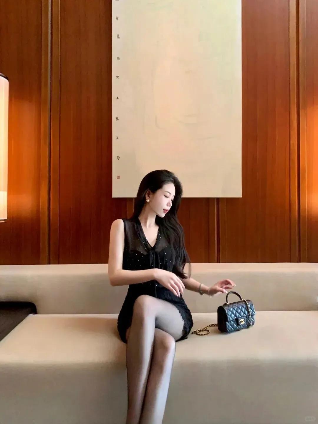 优雅黑裙，精致手袋，静坐长凳，尽显时尚魅力。