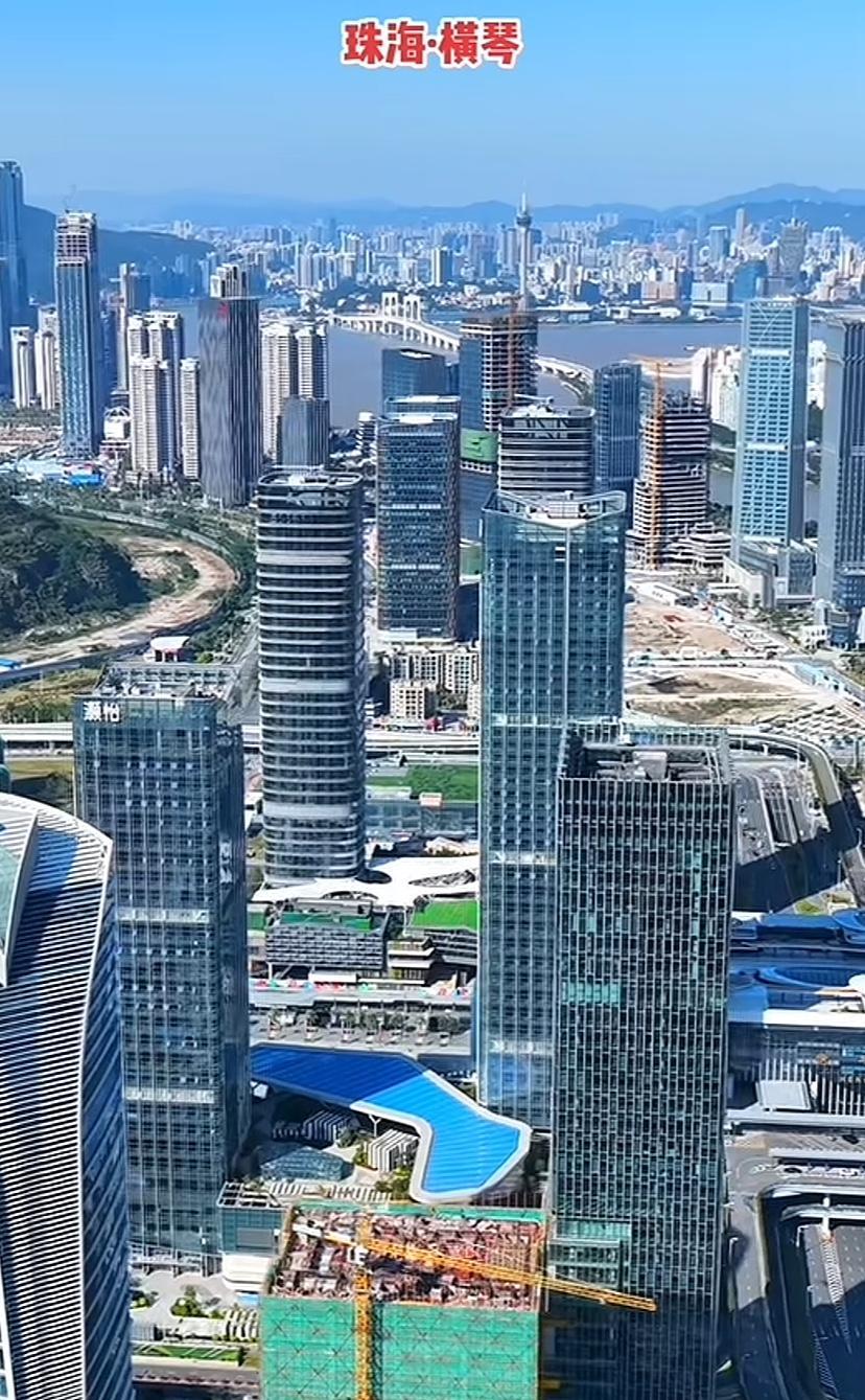 当初在珠海买高价房的外地人，现在真是欲哭无泪。这位网友的表哥，花230万在珠海买