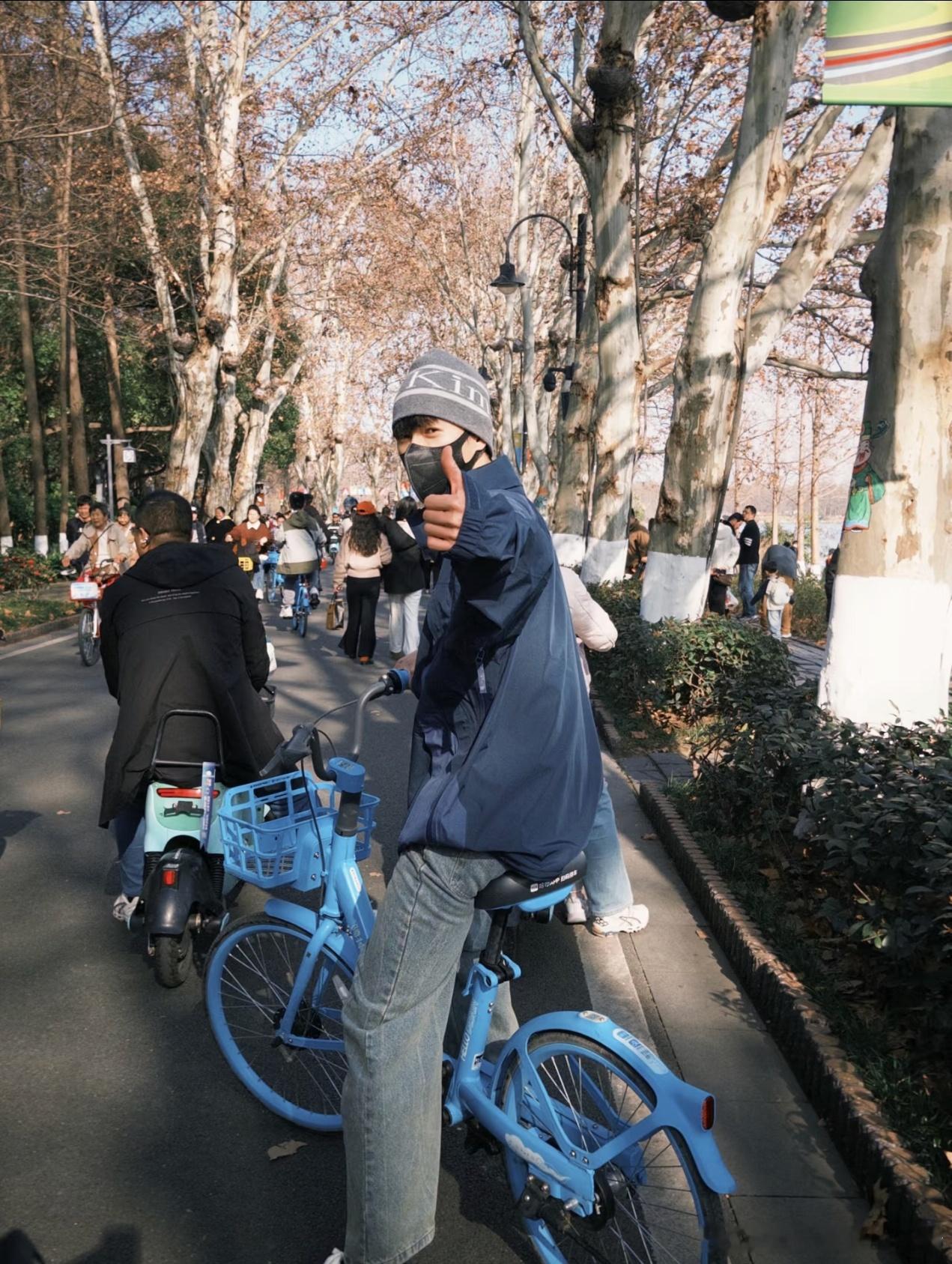 李昀锐假期旅行plog，十五张！还和路人合影了