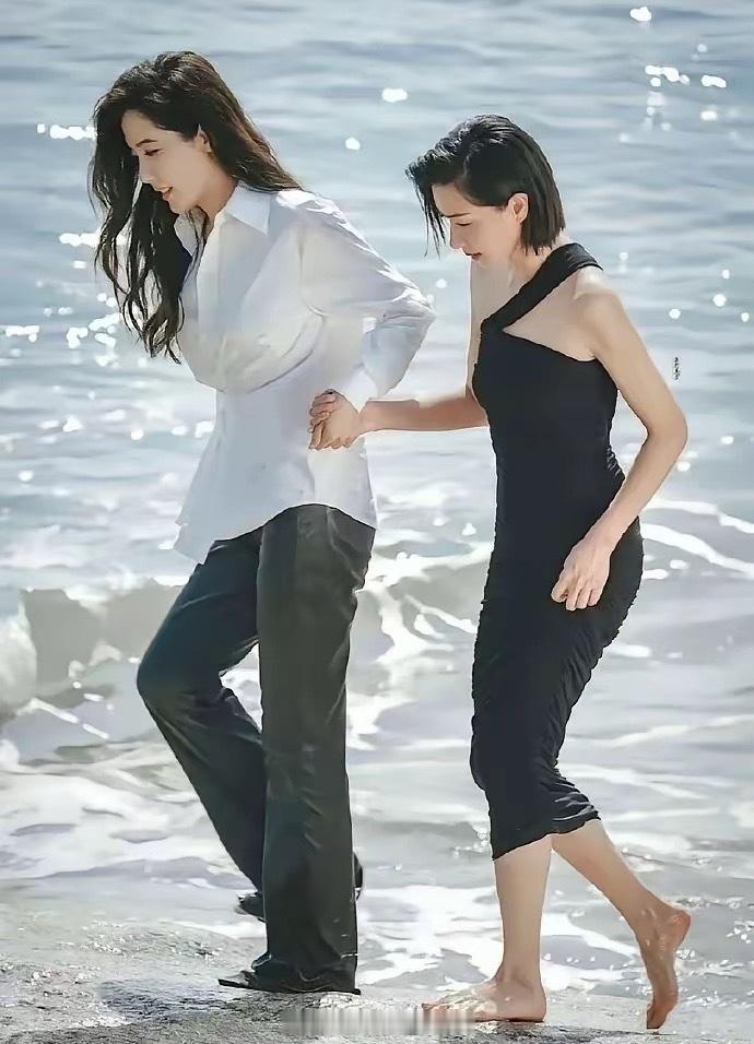 曾黎和万茜在一起真是有差距，曾黎看起来就是万茜的姐姐感觉，曾黎属于大女人型，万茜