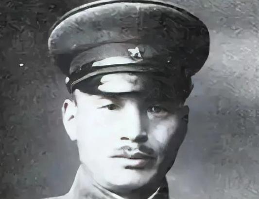 1939年，日本宪兵队长在茶馆喝茶，这时，一个穿着白色旗袍的军统女特工，故意和他