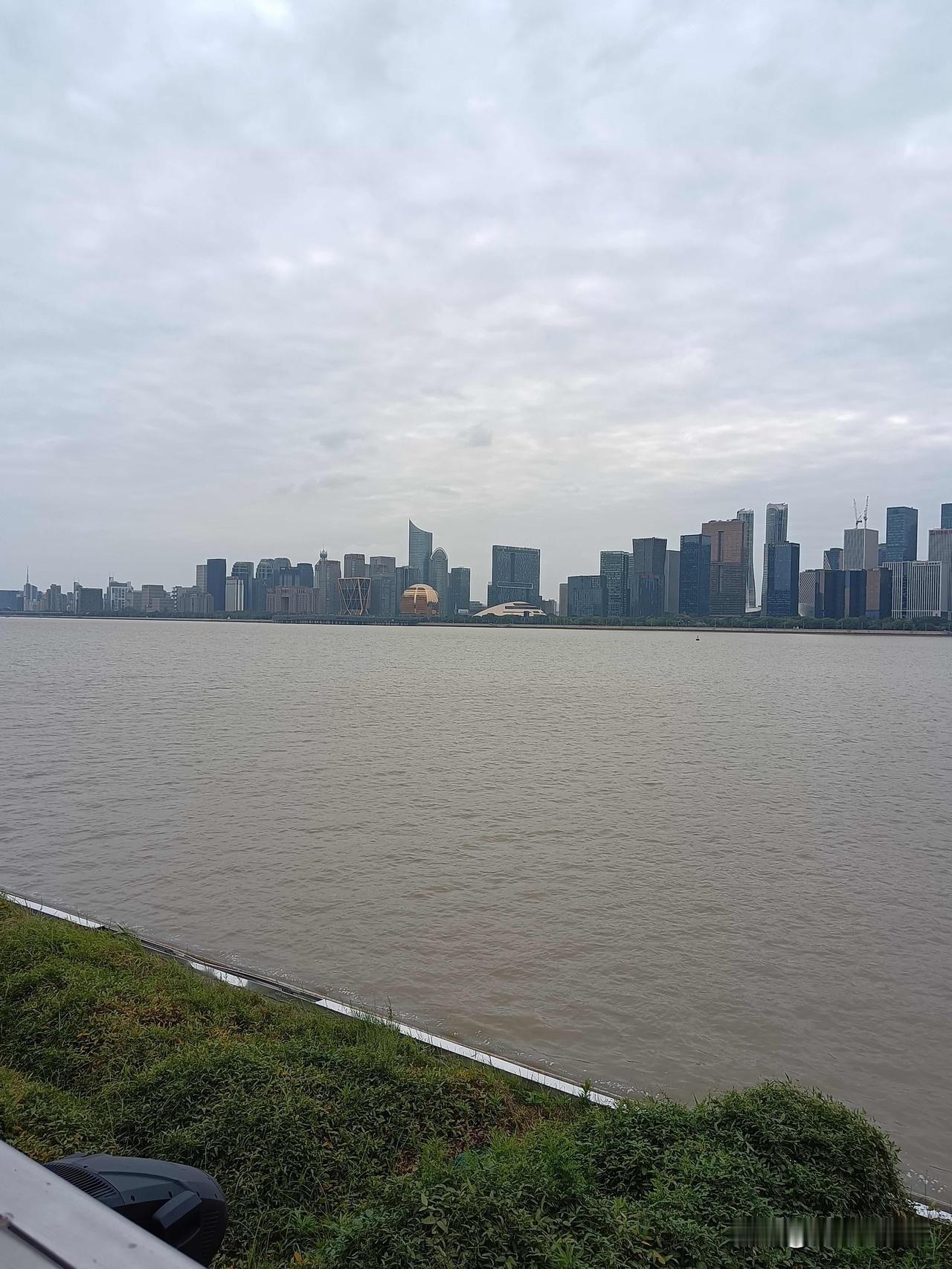 去看失业中的研究生儿子啦想儿子了，跟老公说想到杭州看儿子，老公工作忙，他已二个