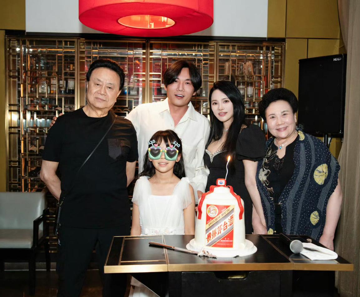 56岁伊能静厉害！和老公一家站在一起，像个二十出头的小姑娘！其实伊能静的婆婆只