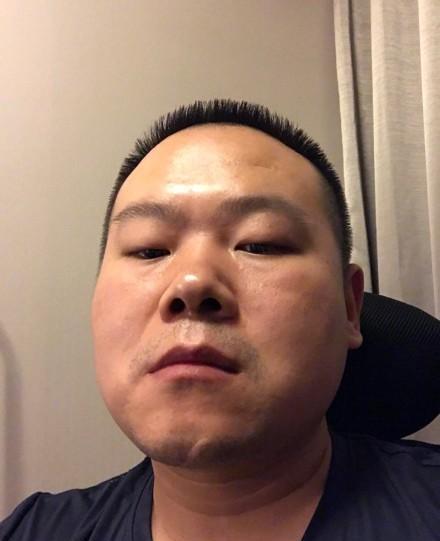 一次主持人问岳云鹏：“对中国男足有什么看法？”岳云鹏回答：“我很想加入中国男足，