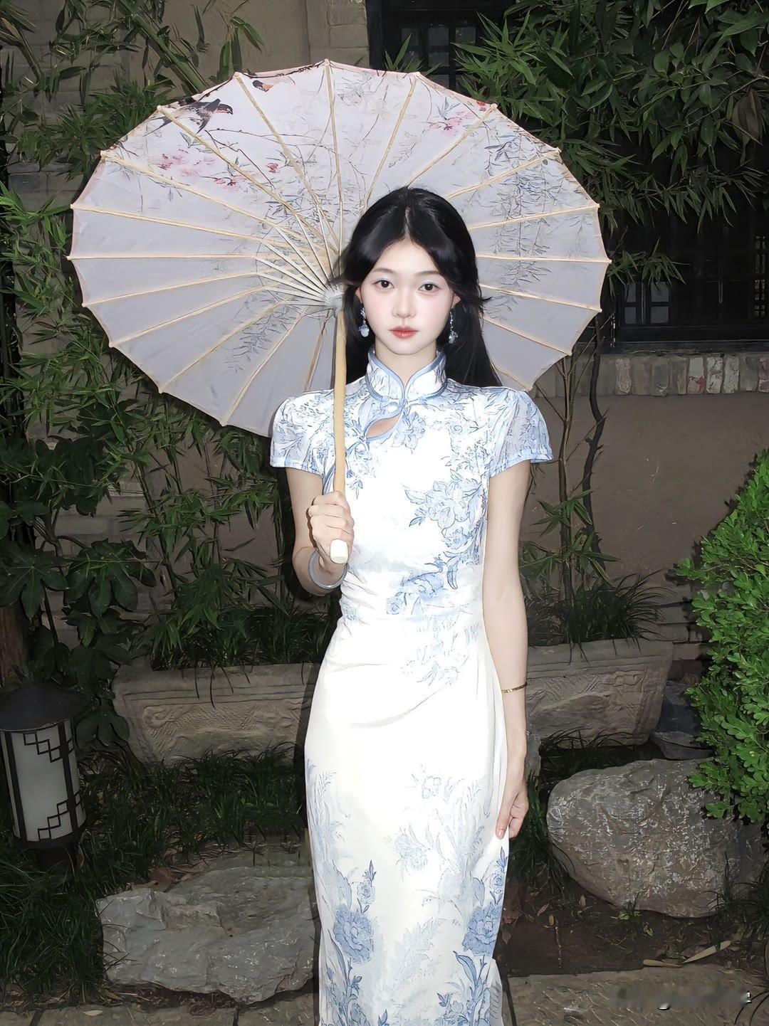 “青衣美人倚伞立，花影摇曳入诗行”，这画面简直绝了。想象着一位身着青衣的美人，手