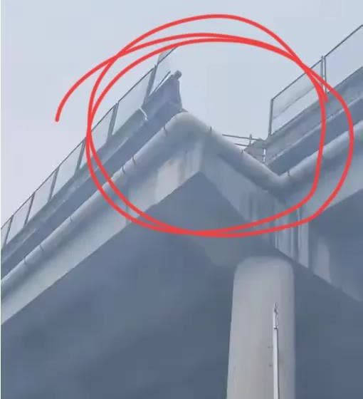 交通事故真的是不查不知道，一查简直吓呆了。这四车道变三车道就算了，为什么