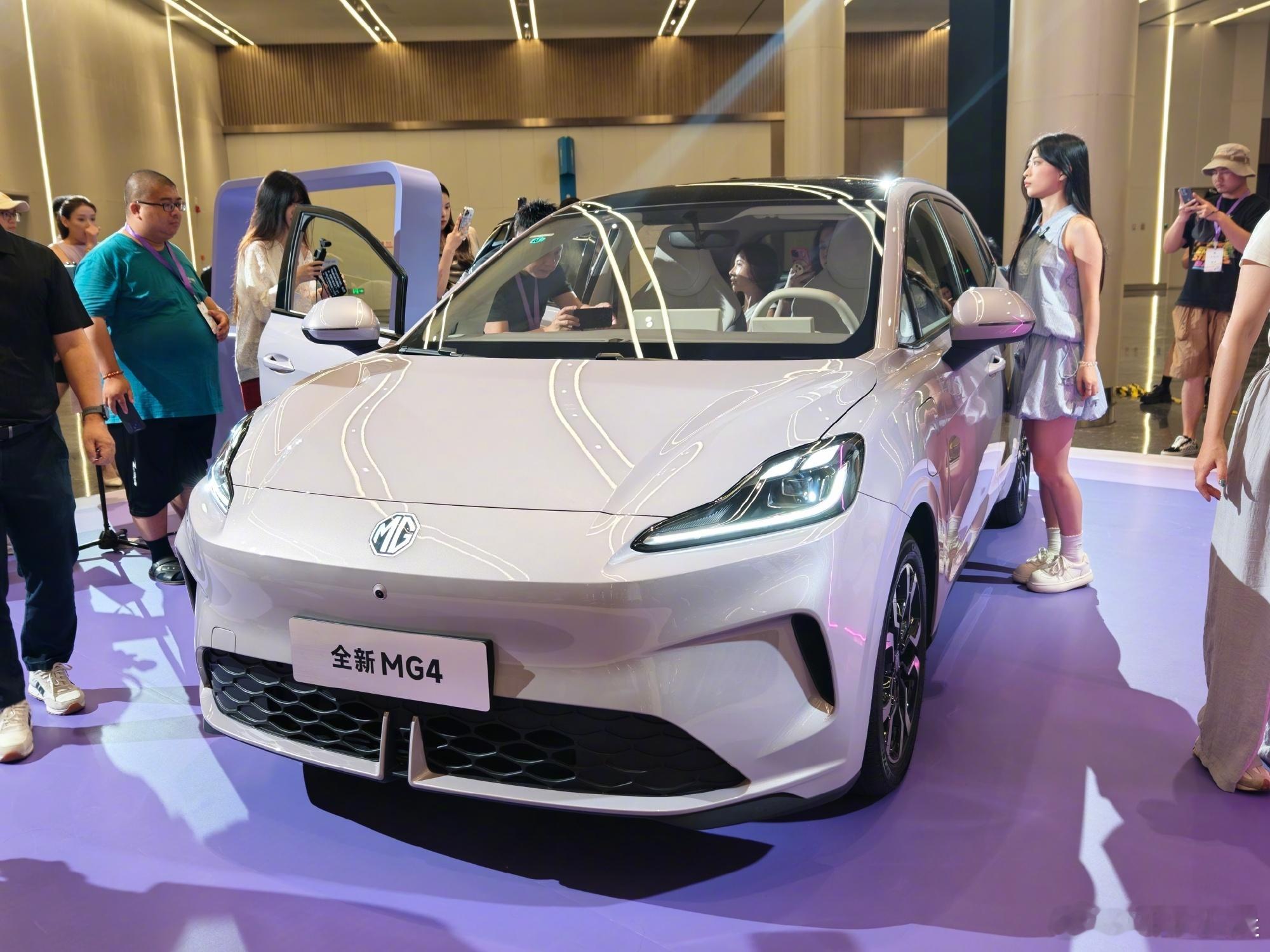 上汽的全新MG4来了预售价格7.38万起9月5号会正式上市这车其实就是来打比亚迪