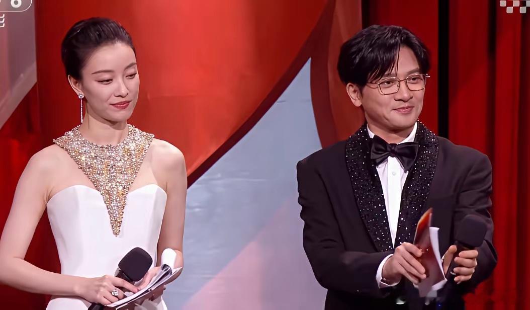 看了金鸡奖晚会主持人突然有点担心谢娜饭碗不保了不是因为她没有去登台主持，而是发现