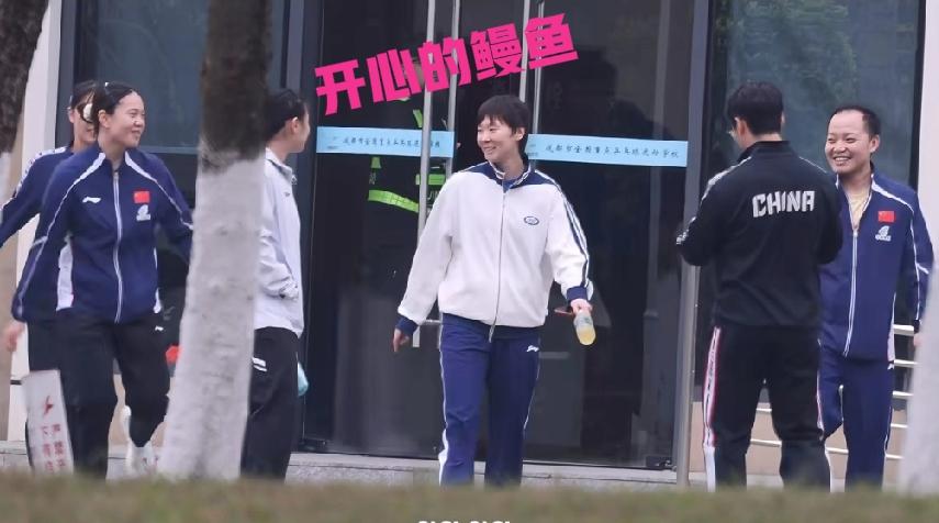 王曼昱开心极了！这是成都封训的被网友拍到鳗鱼的幸福瞬间，只见鳗鱼和陪练徐弈妹