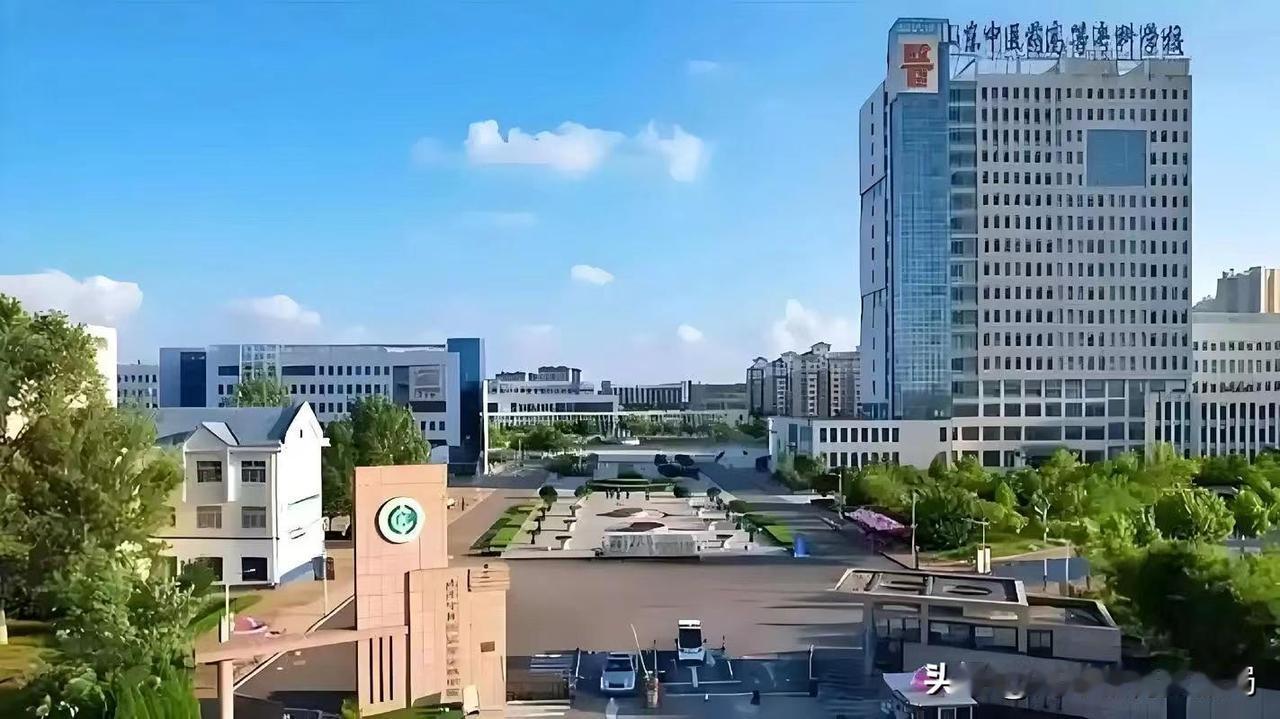 把名称尽可能改大，已经成为中国高校的一个通用做法。新乡医学院抛弃城市名称更名为河