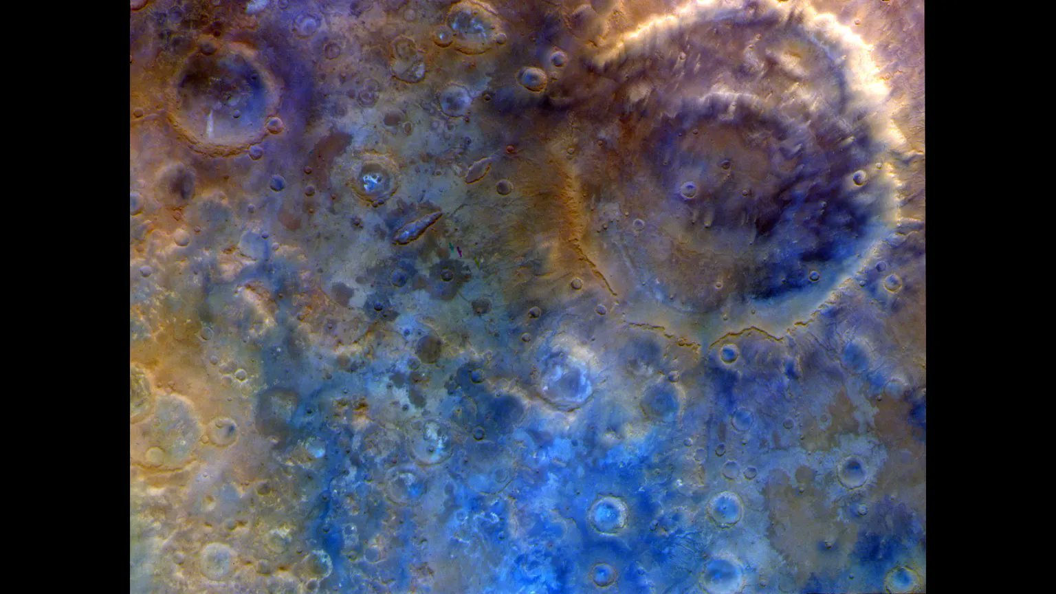5月15日，NASA灵神星探测器高速掠过这颗红色星球时，拍下了这张罕见的“新月形