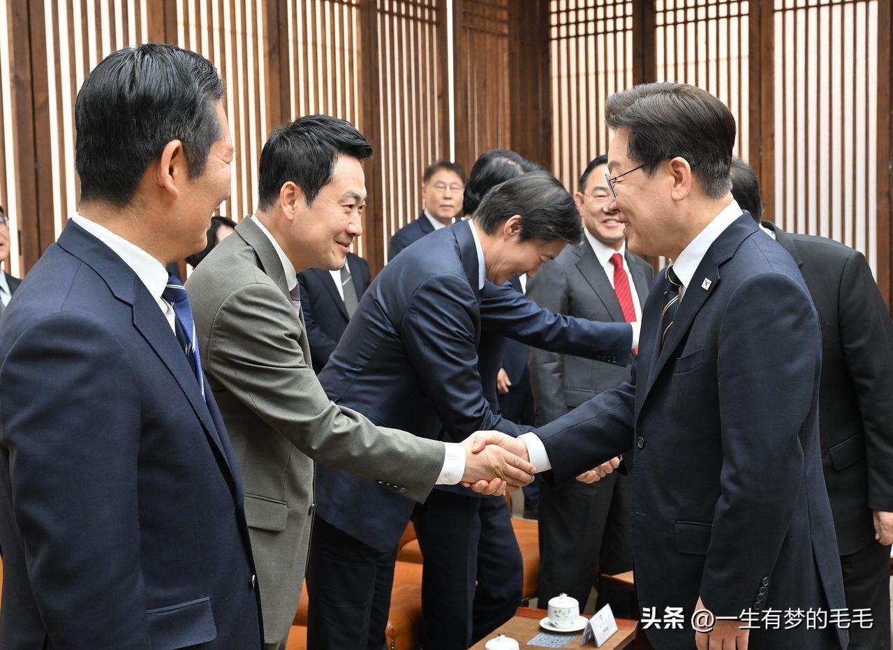 4月2日，韩国国会现神反转！在追加预算案的朝野会前会晤上，上演了一段“名场面”。