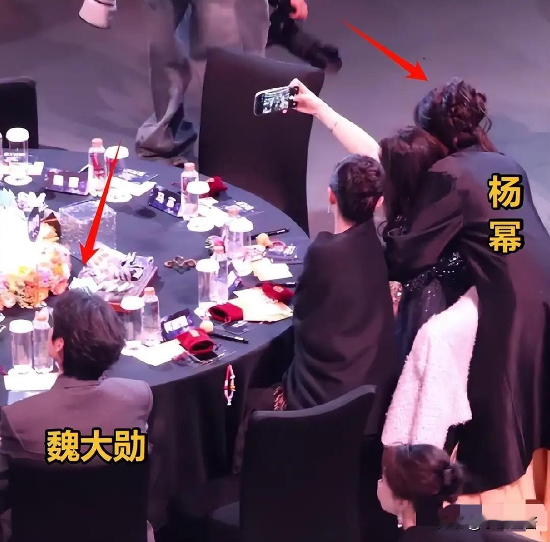 这才是，尖叫之夜最抓马的一幕晚宴吃饭时，杨幂作为社交达人，主动跑来找董璇女儿