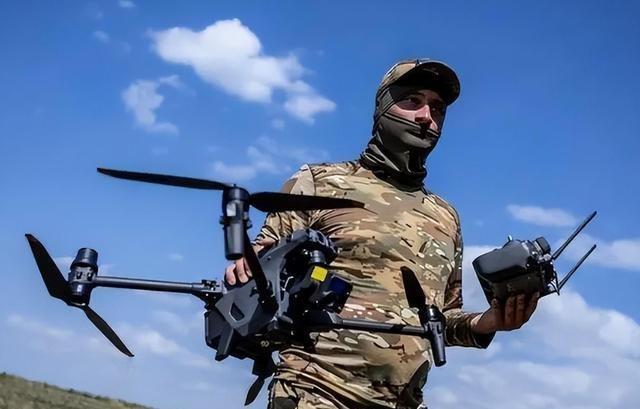 乌克兰开诚布公参与中东战场泽连斯基当地时间3月17日在英国议会发表讲话时说：