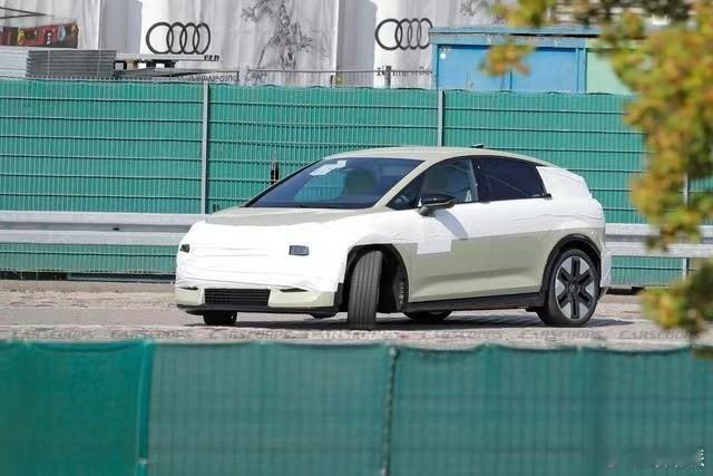 全新奥迪A2e-tron测试车在欧洲曝光，新车复用经典A2车型名号，基于大众M