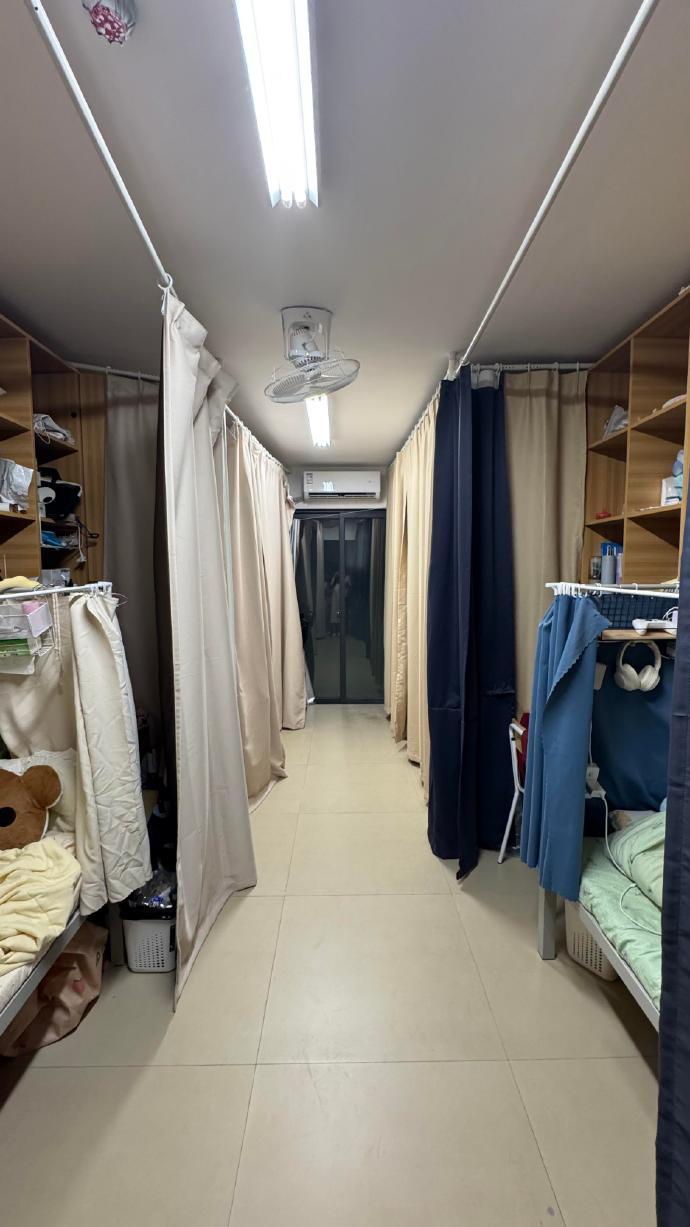 回宿舍一开门以为进了更衣室碰上边界感很强的舍友你就会收获隔断式的四室一厅[