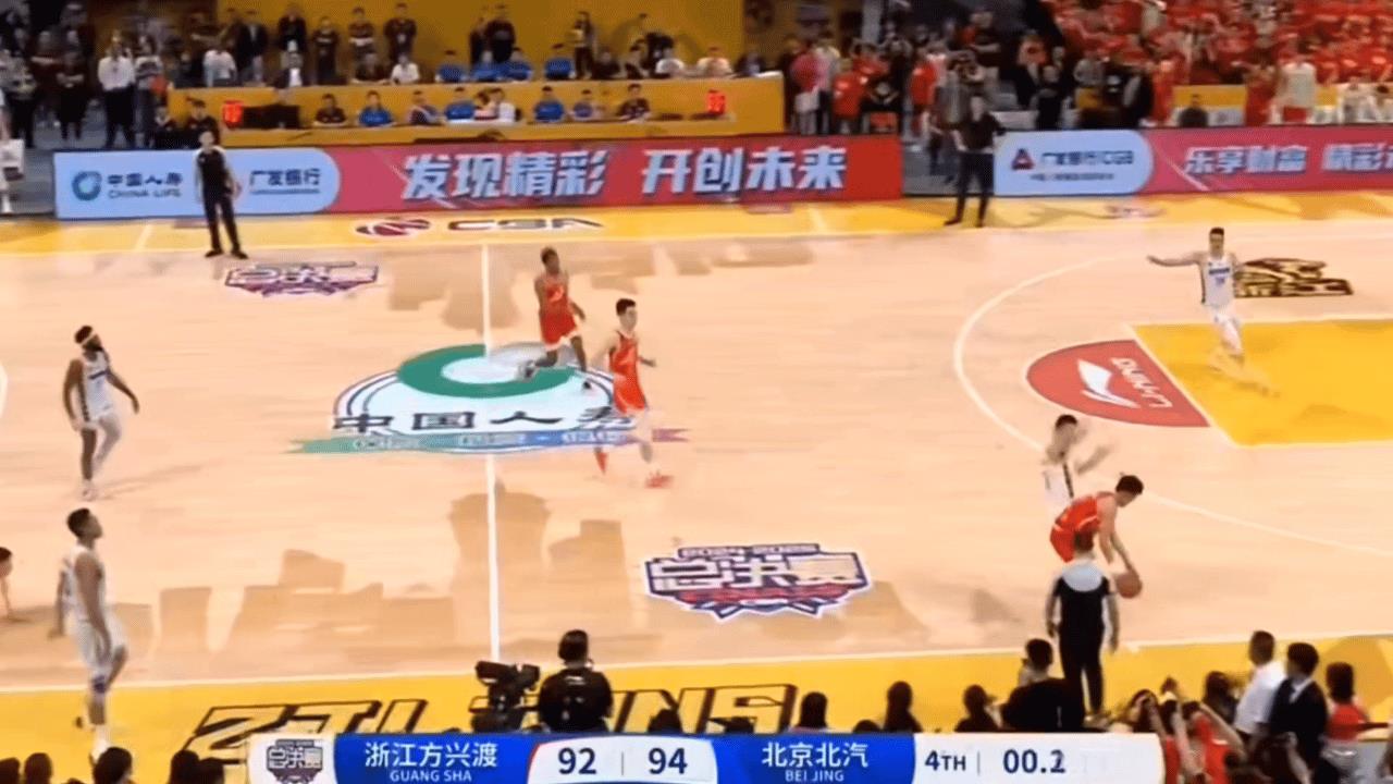 输不起！活见久，将篮球当足球踢，头一遭[捂脸哭][捂脸哭][捂脸哭]广厦在自己的主场