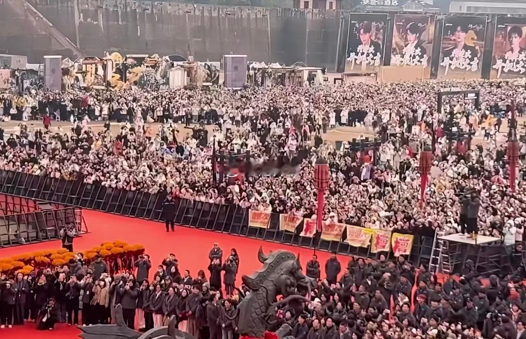 这是影史上最大规模的一次开机仪式了吧？檀健次的新剧，《何不同舟渡》，浙江横店。