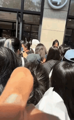 樊振东的影响力太大了，不服不行！[赞]今天(10日)，樊振东在杭州参加雅漾活动