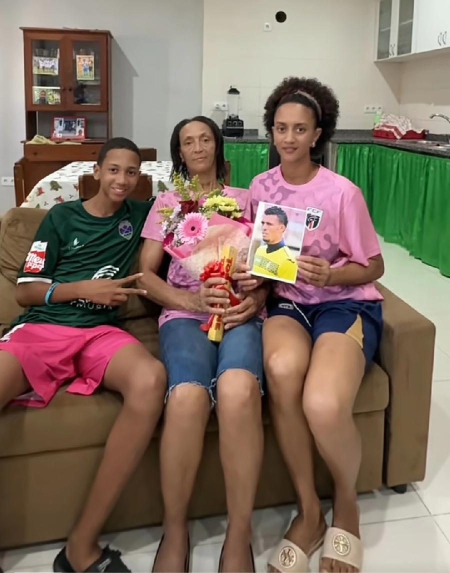 佛得角门将的母亲、妹妹、侄子，当地中国网友上门实拍，一家人都是大长腿，超大高个，