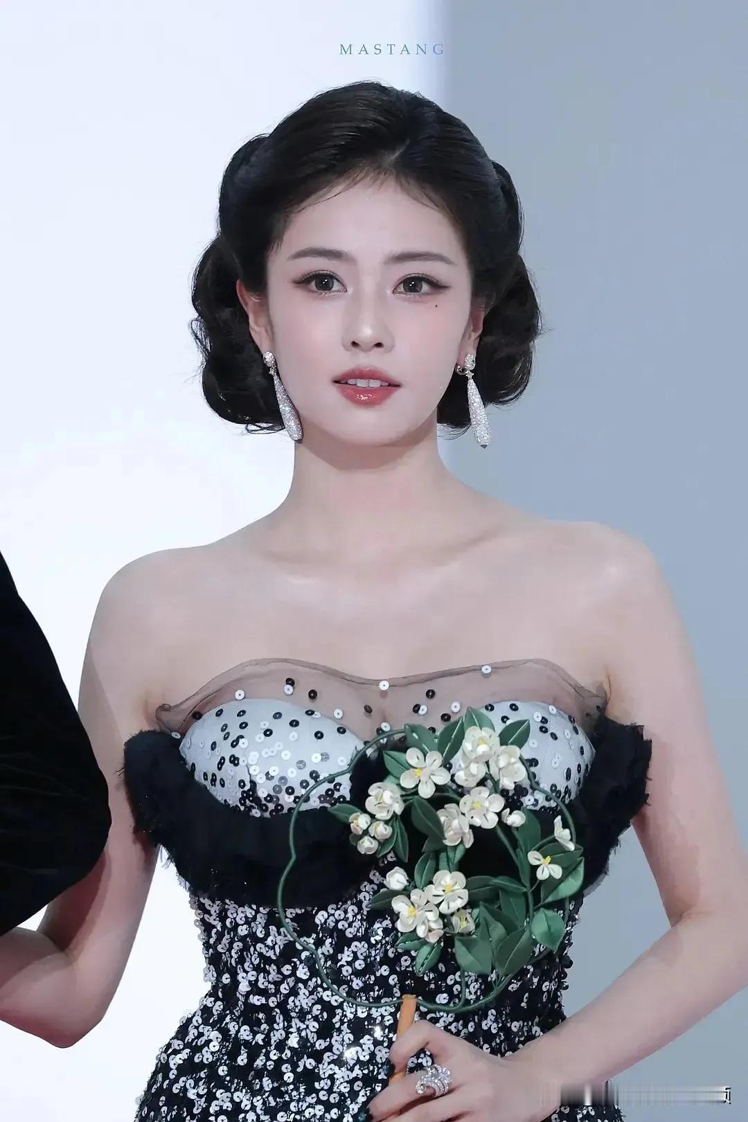 白鹿在星光大赏的妆造十分亮眼，且很适配她。发型是带小弧度的盘发，灵动不死板，该妆