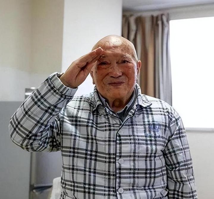 1979年，一位开国中将指名要见最年轻的红军战士，得知对方行政级别只有十六级时感