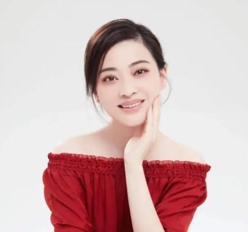 当年，梅婷突然害羞的对秦昊说：“完蛋了，我爱上咱剧组的摄影师曾剑了，你快去帮我打