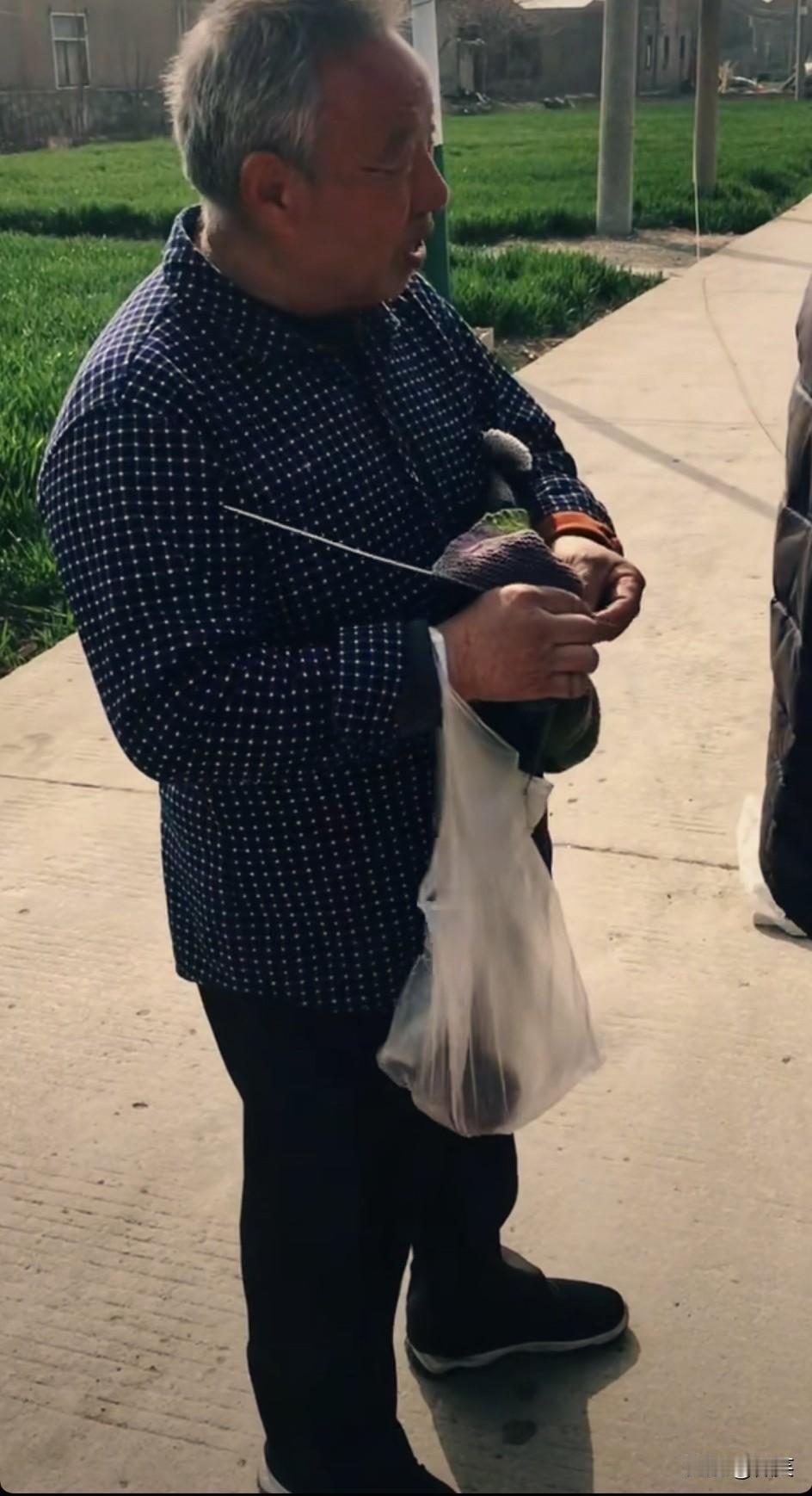 大爷织毛衣已经织的炉火纯青了！本以为织毛衣是阿姨们的专属技能，直到看见这位