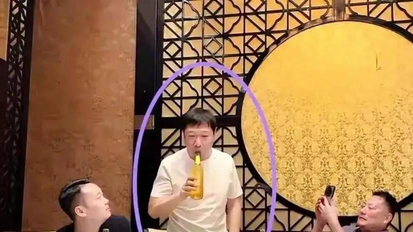 全网罕见统一战线！贾冰饭局偷拍事件，看完后背一阵发凉成都饭店密闭包厢的一段