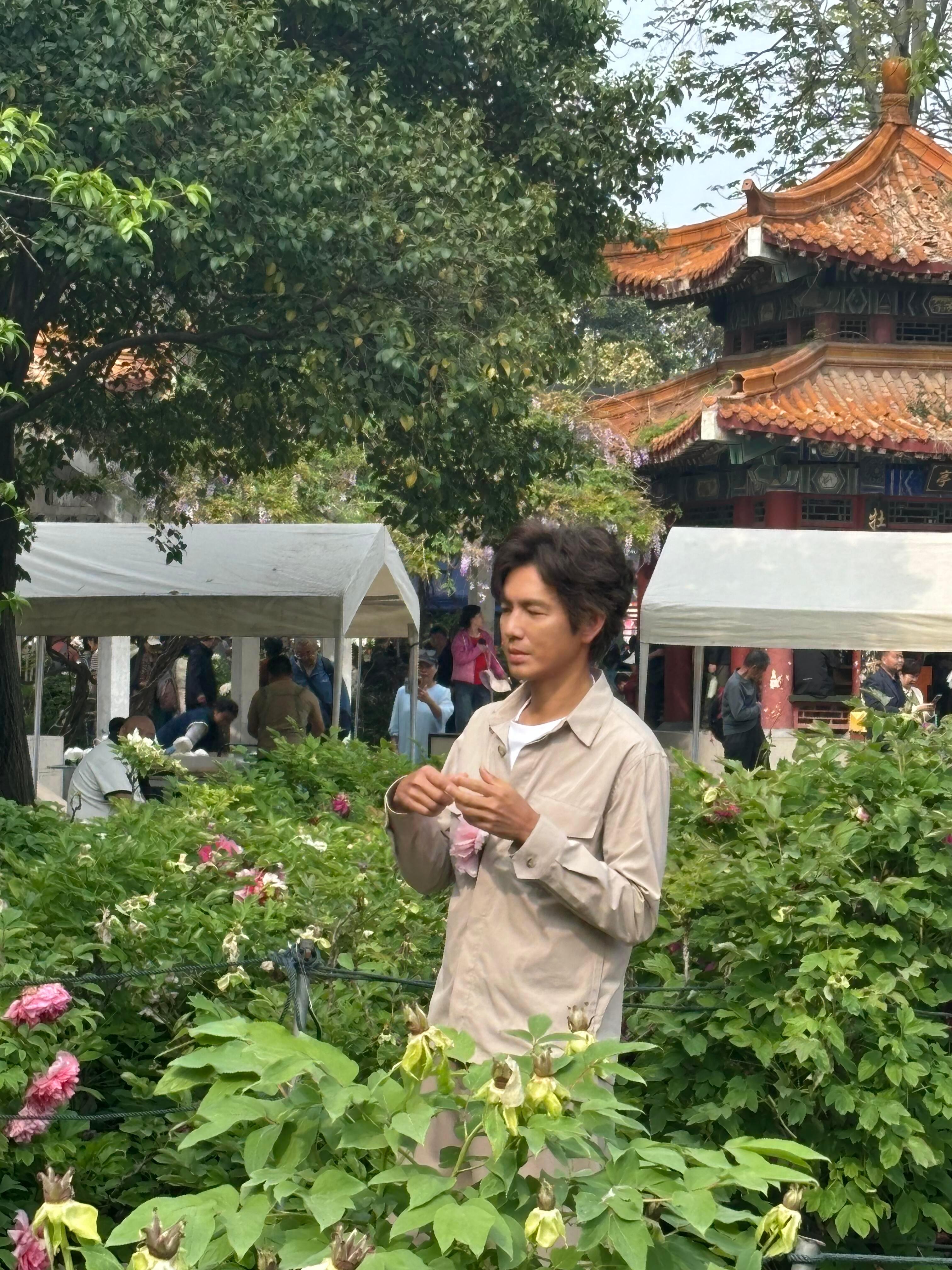 中国国花园偶遇钟汉良，网友辣评这些花像他自己亲手种出来的，果然人老了干什么都心酸