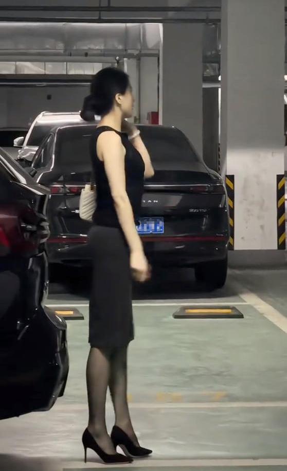 没想到我住的小区竟然有这样的人间尤物，在小区地下停车场偶遇一位风姿绰约的少妇，穿