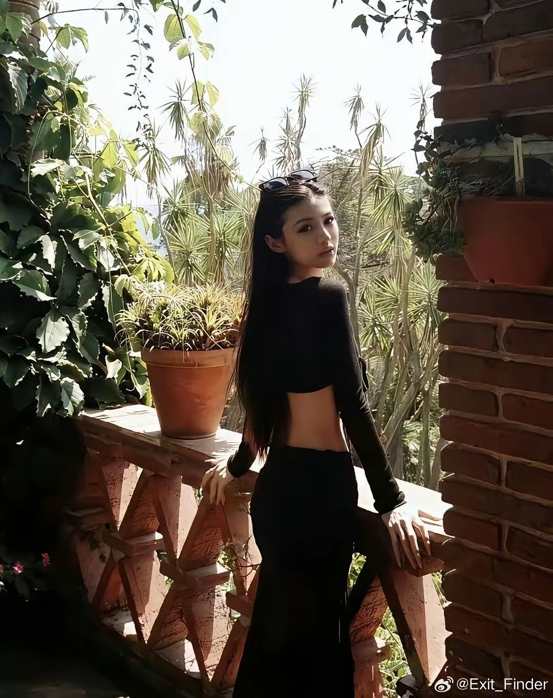 汪峰的大女儿小苹果，不知不觉已经21岁了。翻看她的近照，真的忍不住感叹基因的强大