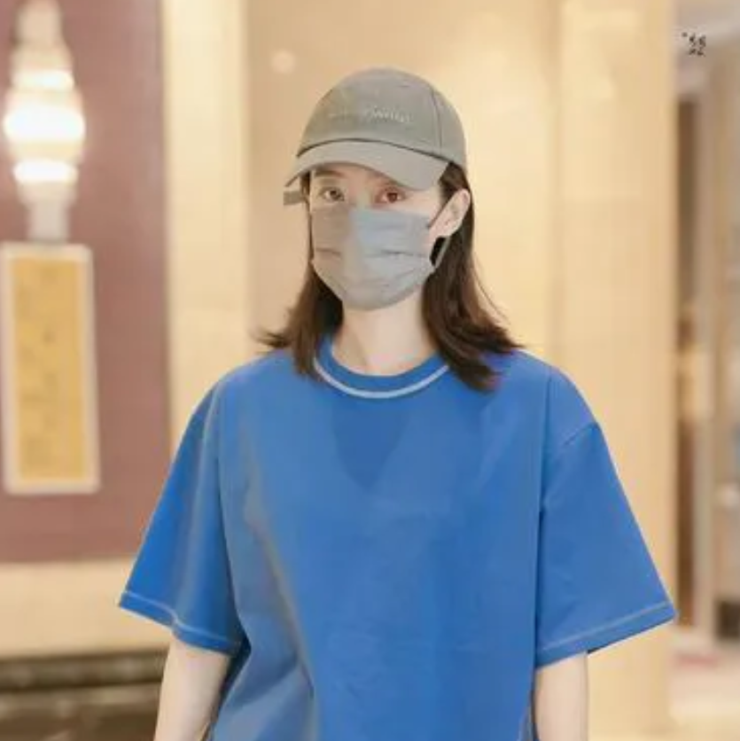 张小斐把松弛感焊成高定核爆舱！蓝T碾碎平庸结界，运动裤旋出腿精卦象，棒球帽旋出少