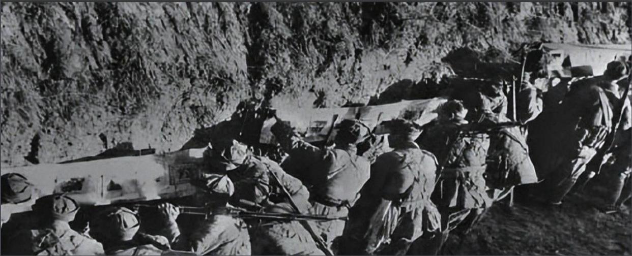 1948年，国军师长廖运周率全师投诚，解放军哨兵却猛烈开火，一个地下党冲出大喊：