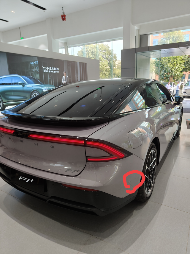小鹏P7+做工粗糙4儿子店去了，实车看了，车漆比较薄，全车门和后保险杠强度低，