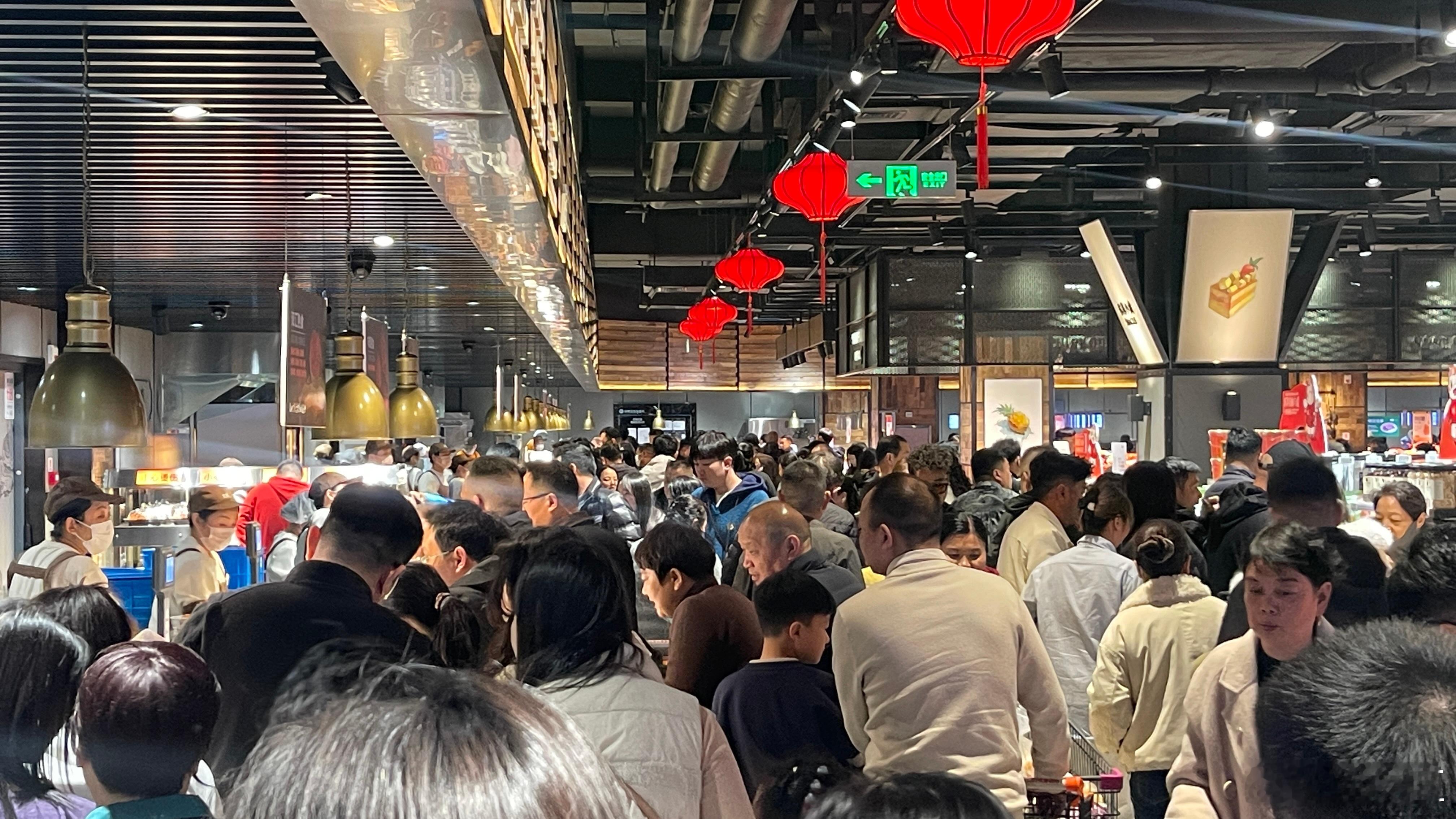 游客已在胖东来买到搬不动了胖东来人确实好多啊许昌