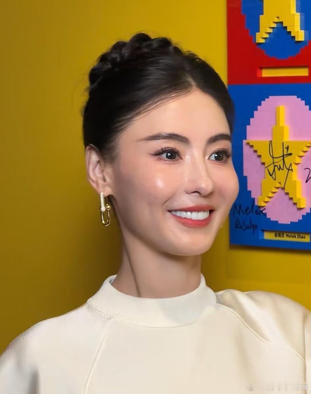 45岁的张柏芝虽然美貌仍在，但生图也开始挑角度了!她五官脸型没变，眼神虽然有点疲