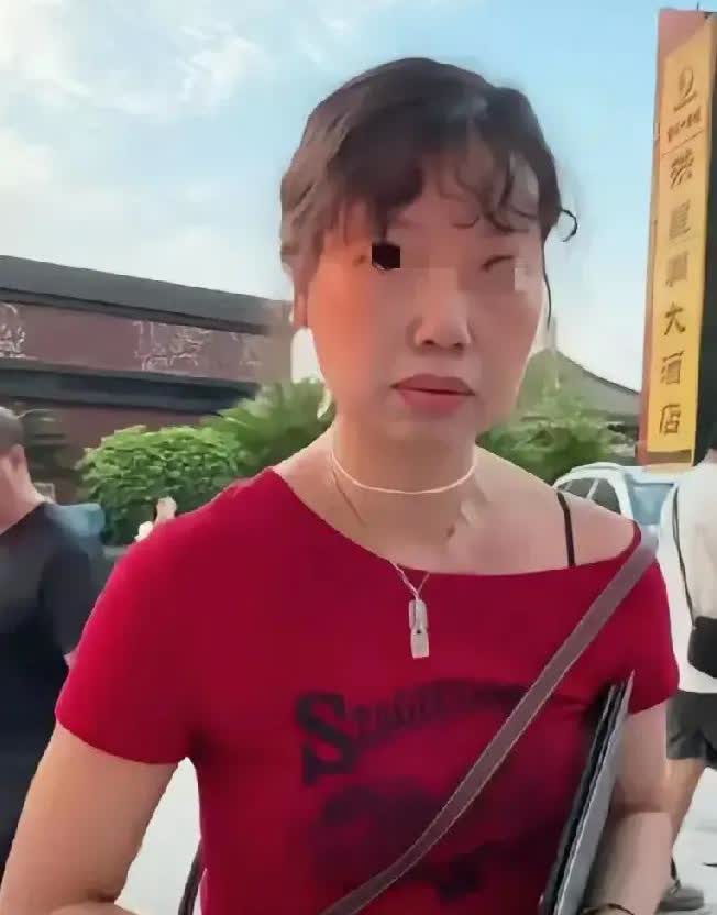 当警察面打电话摇人，强拉辱骂游客，洪崖洞红衣女子为何如此嚣张？重庆洪崖洞