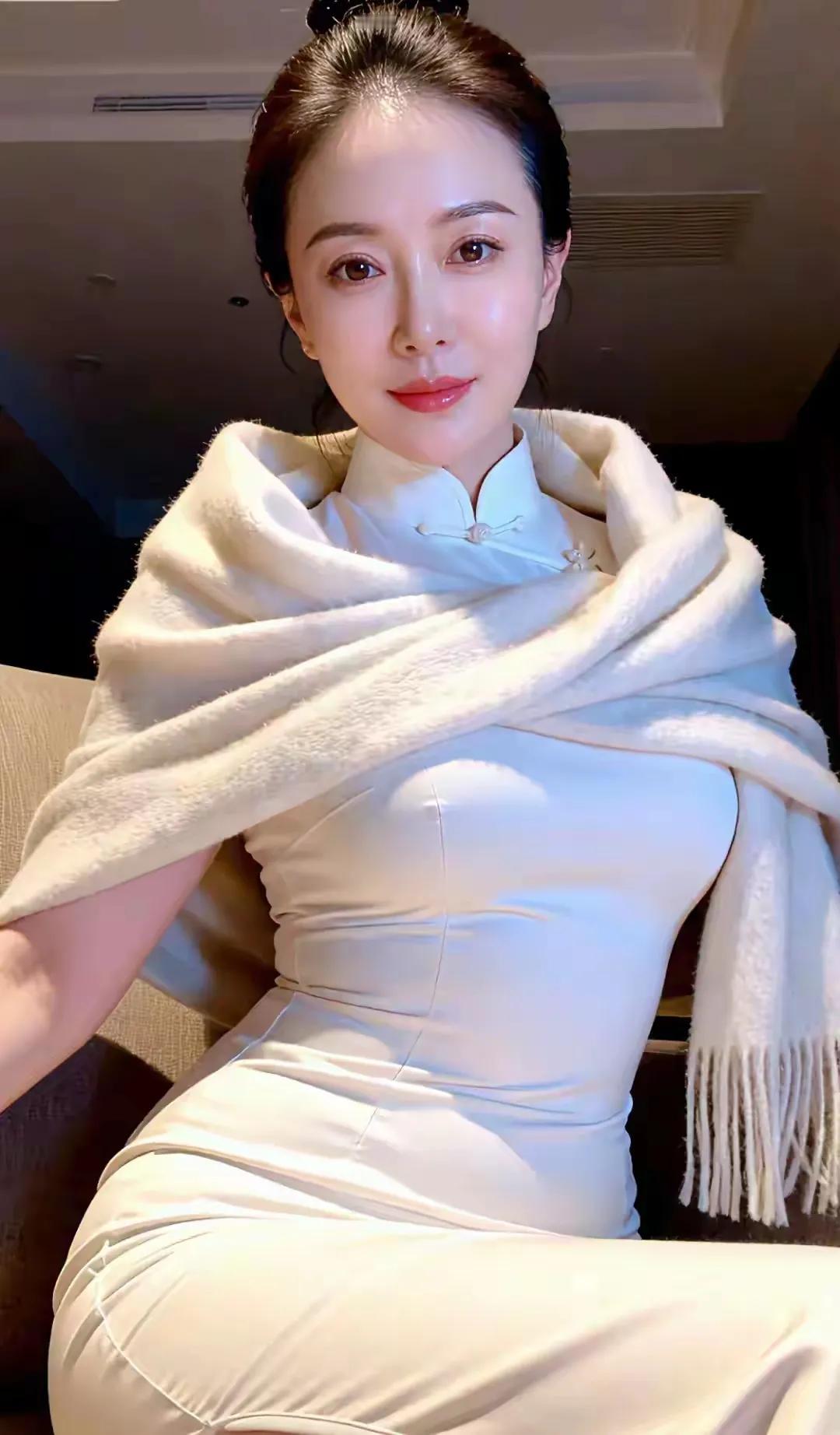 “女人四十一朵花”这话真没错。就像那首同名歌曲唱的，40岁的女人历经风霜雨雪，