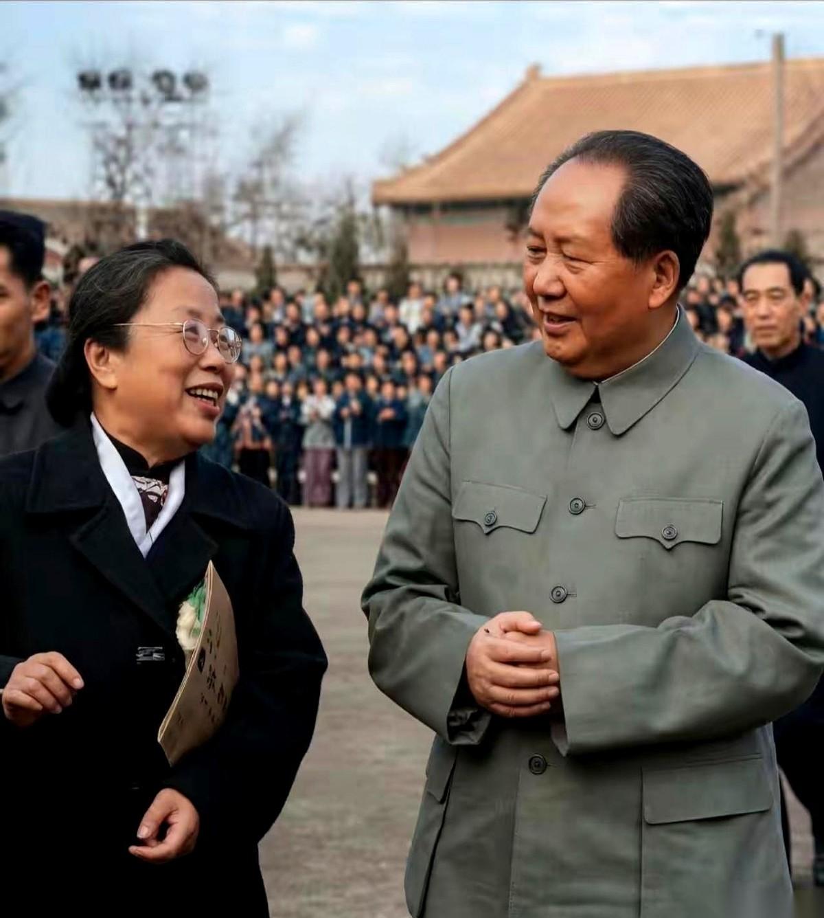一张六十年代的老照片，天安门广场。红墙下人头攒动，口号声估计能掀翻屋顶。但镜头