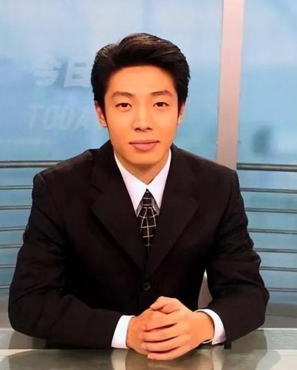 1997年，撒贝宁前去央视面试，面试官肖晓琳第一眼见到他，转身躲进办公室锁上门，