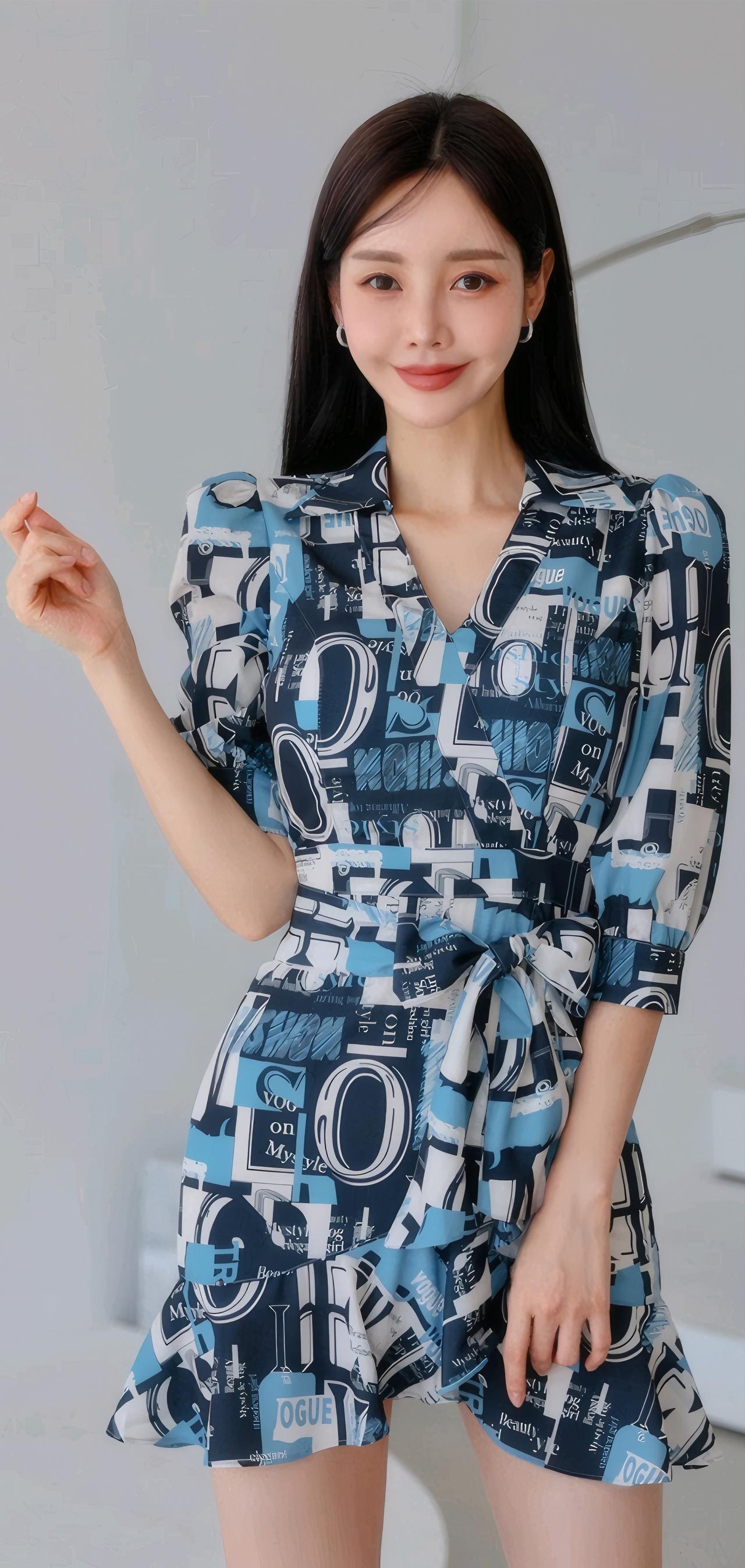 时尚印花连衣裙，甜美笑容，轻松夏日穿搭
