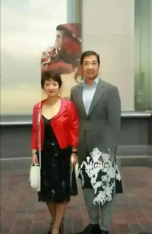 猜猜照片里站在张国立旁边的人是谁？看起来很熟悉，有人认识吗？