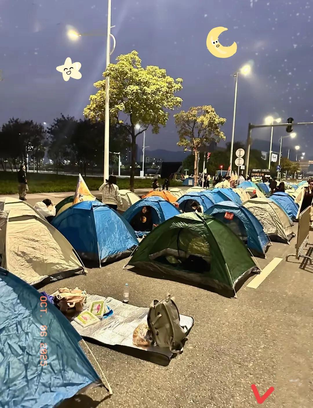 谁能想到，今年国庆最火的不是网红景点，是路边130块租的帐篷！一边是酒店