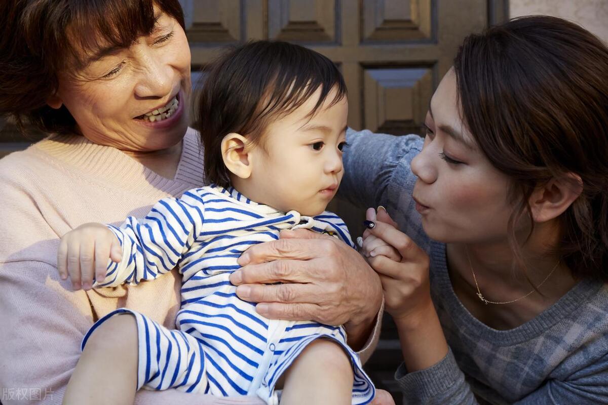 我同学要气死了，自己的老妈一退休就来她家里帮忙带孩子，带完大宝带小宝，一带就是6