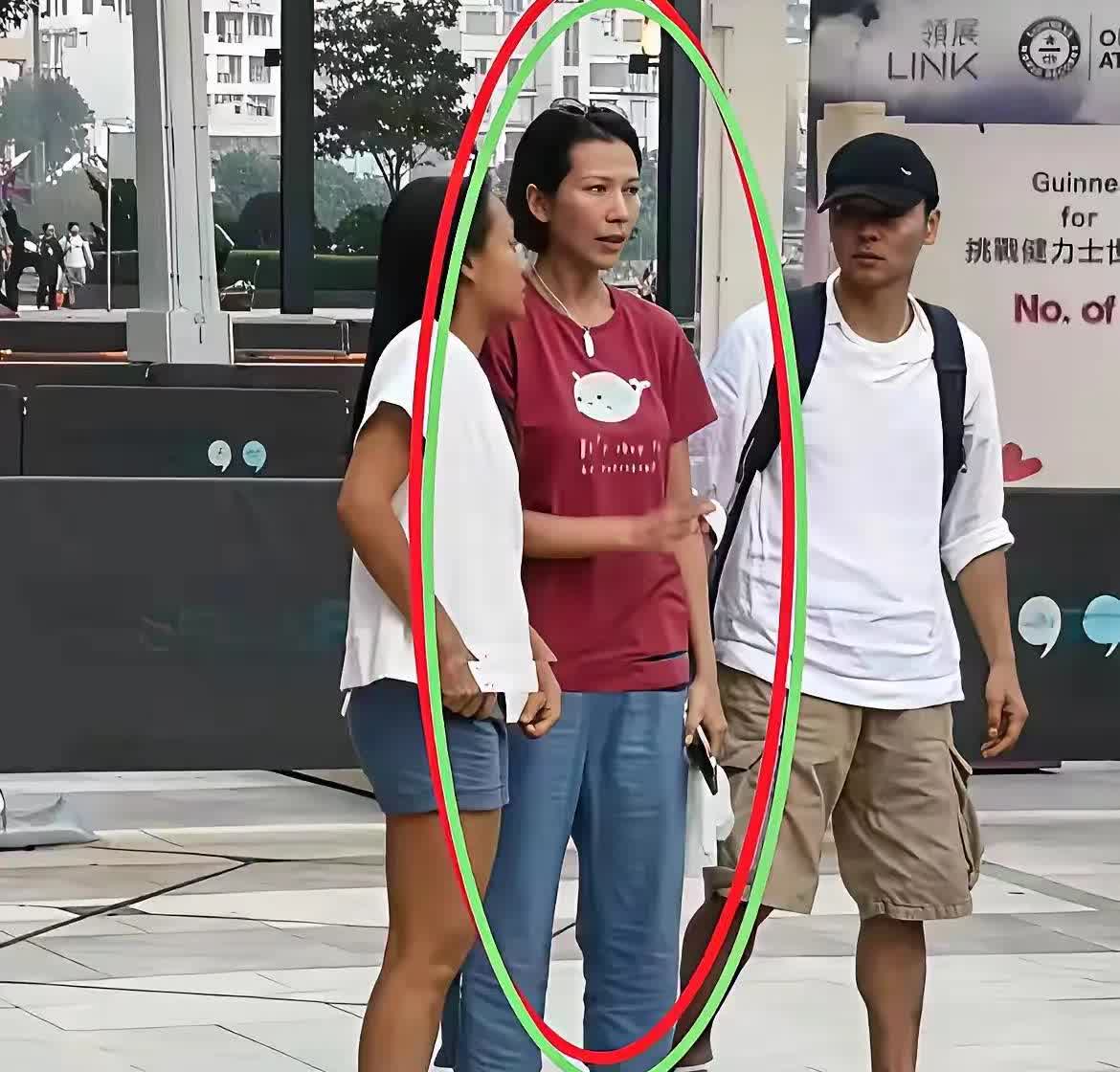 你能认出中间这位，邋里邋遢，土掉渣的女演员到底是谁吗？